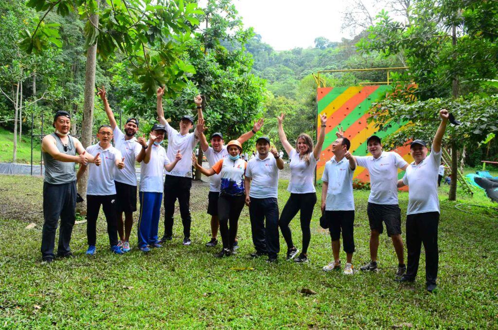 Planes empresariales en Macadamia Bosque Aventura, rodeada de naturaleza y diseñada para fortalecer el trabajo en equipo.